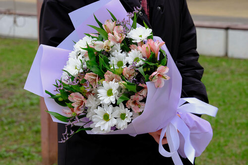 Изображение товара Букет из белой хризантемы и альстромерии "Дивный вечер"