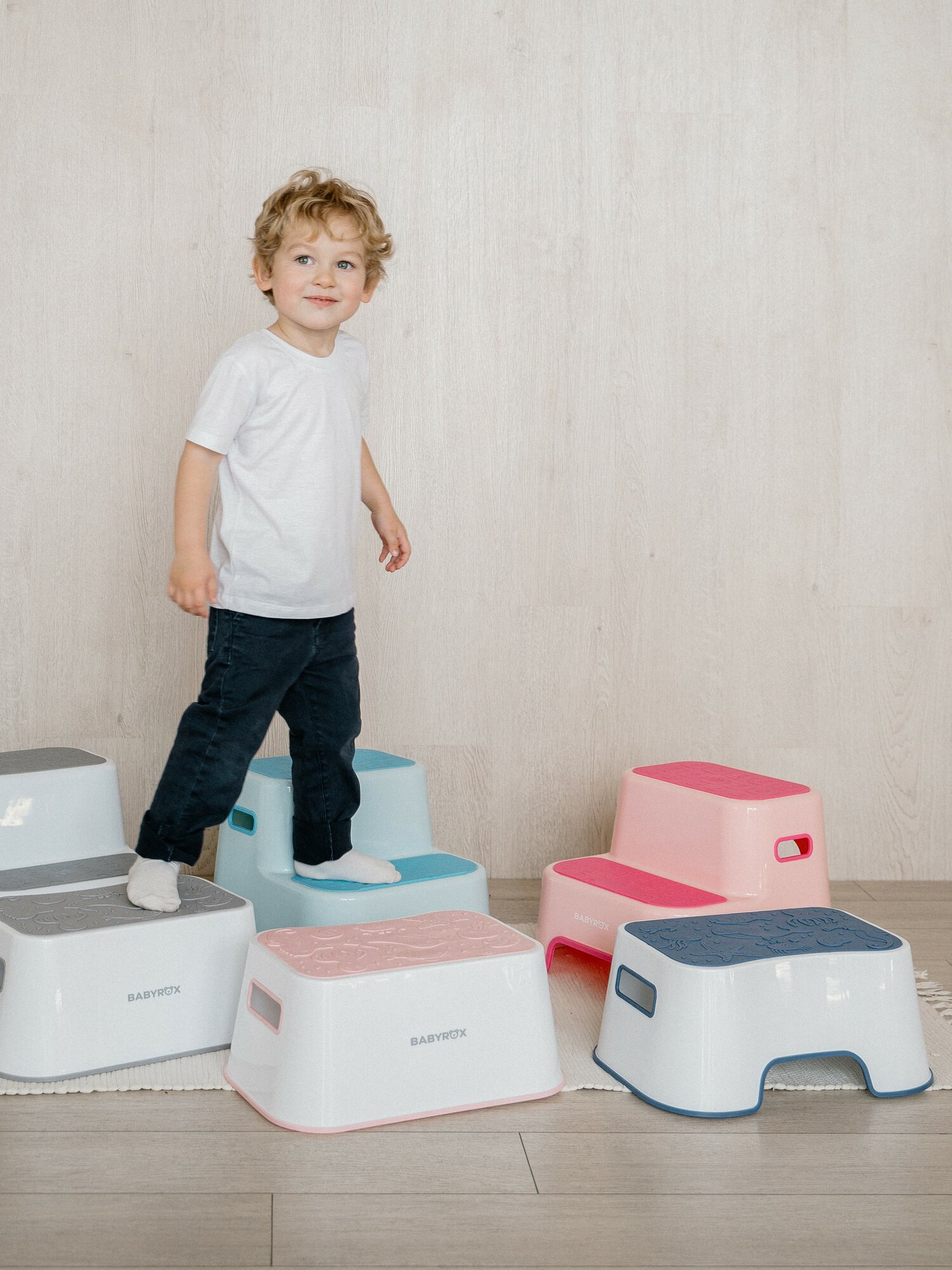 Стульчик-подставка для ног BABYROX до 100кг, нескользящее покрытие, белый с синим — фото 1