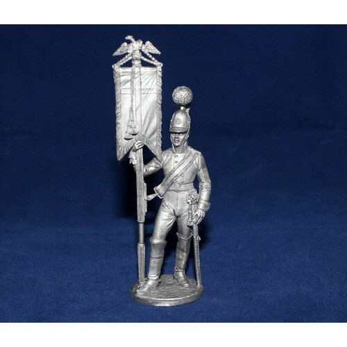 Коллекционная оловянная миниатюра, солдатик в масштабе 54мм( 1/32)Эстандарт-юнкер Кавалергардского полка со штандартом. 1805-08 гг