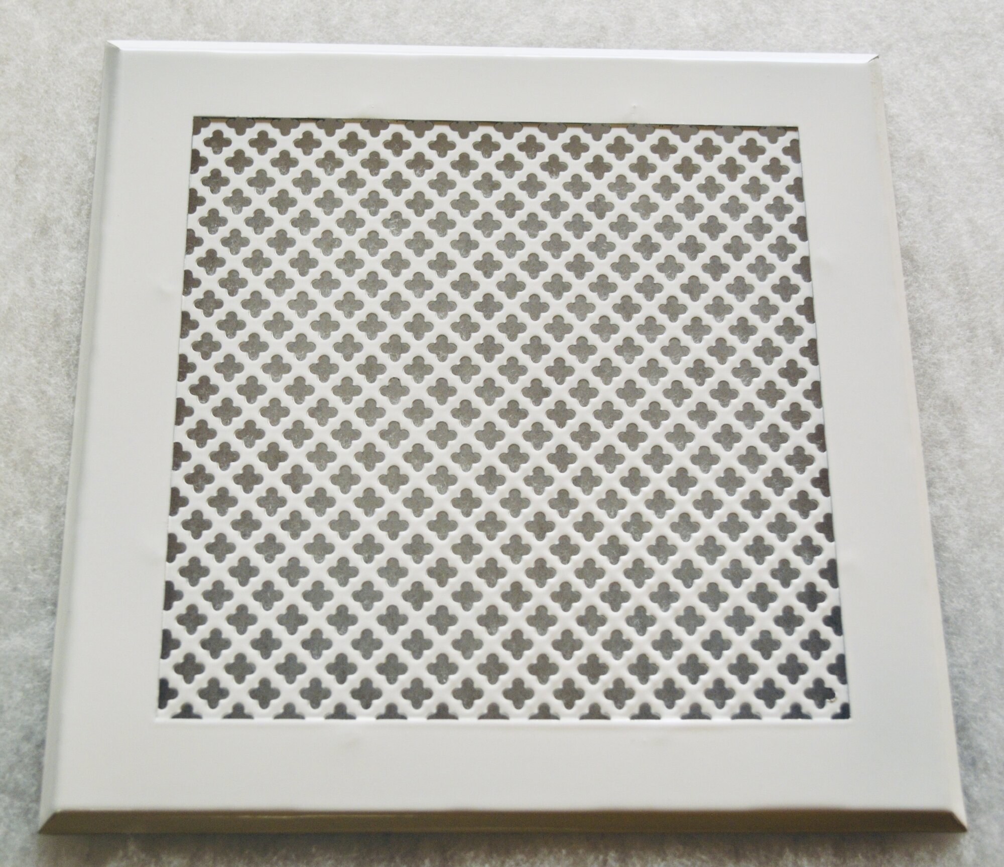 Вентиляционная решетка металлическая на магнитах 350х350мм тип перфорации мелкий цветок белый RAL 9016