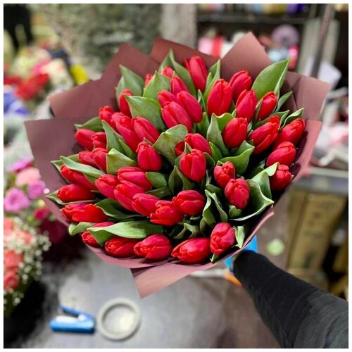 Большой букет красных тюльпанов на 8 марта
