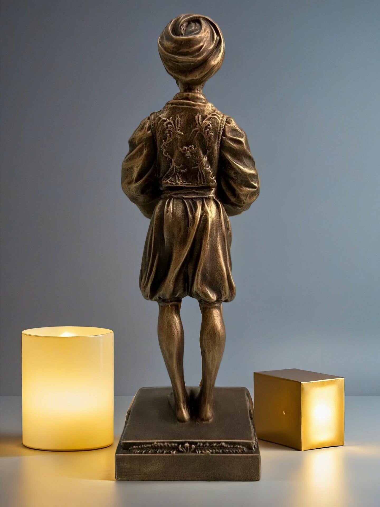 Статуэтка Индийский паж, высота 27 см, литьевой мрамор, цвет патина бронза — фото 1