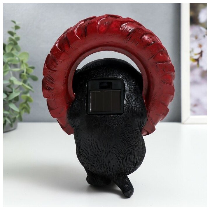 Сувенир полистоун свет "Чёрный пёсик спрятался в колесе" от солн. батареи 19,5х11х13,5 см