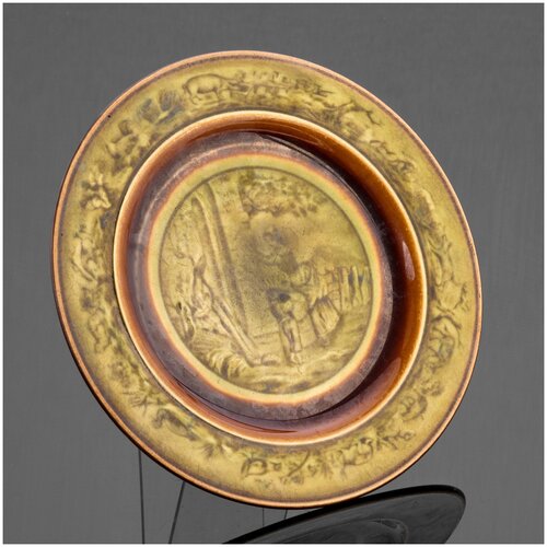 Настенная тарелка, декорированная изображением пасторальной сценки, фаянс