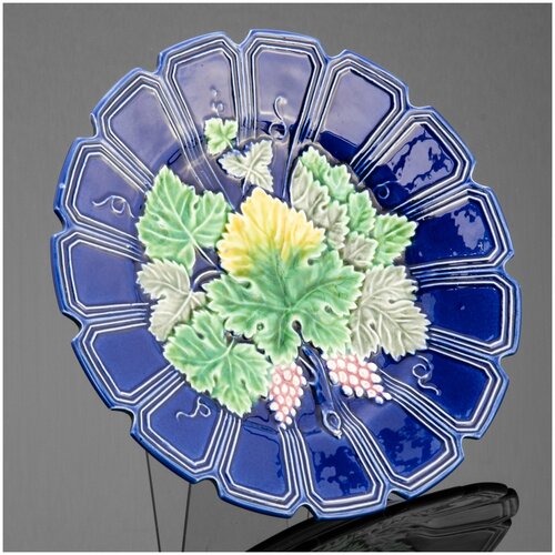 Настенная тарелка с изображением виноградной ветви фаянс майолика Товарищество М С Кузнецова Российская империя 1870-1891 гг 20800₽