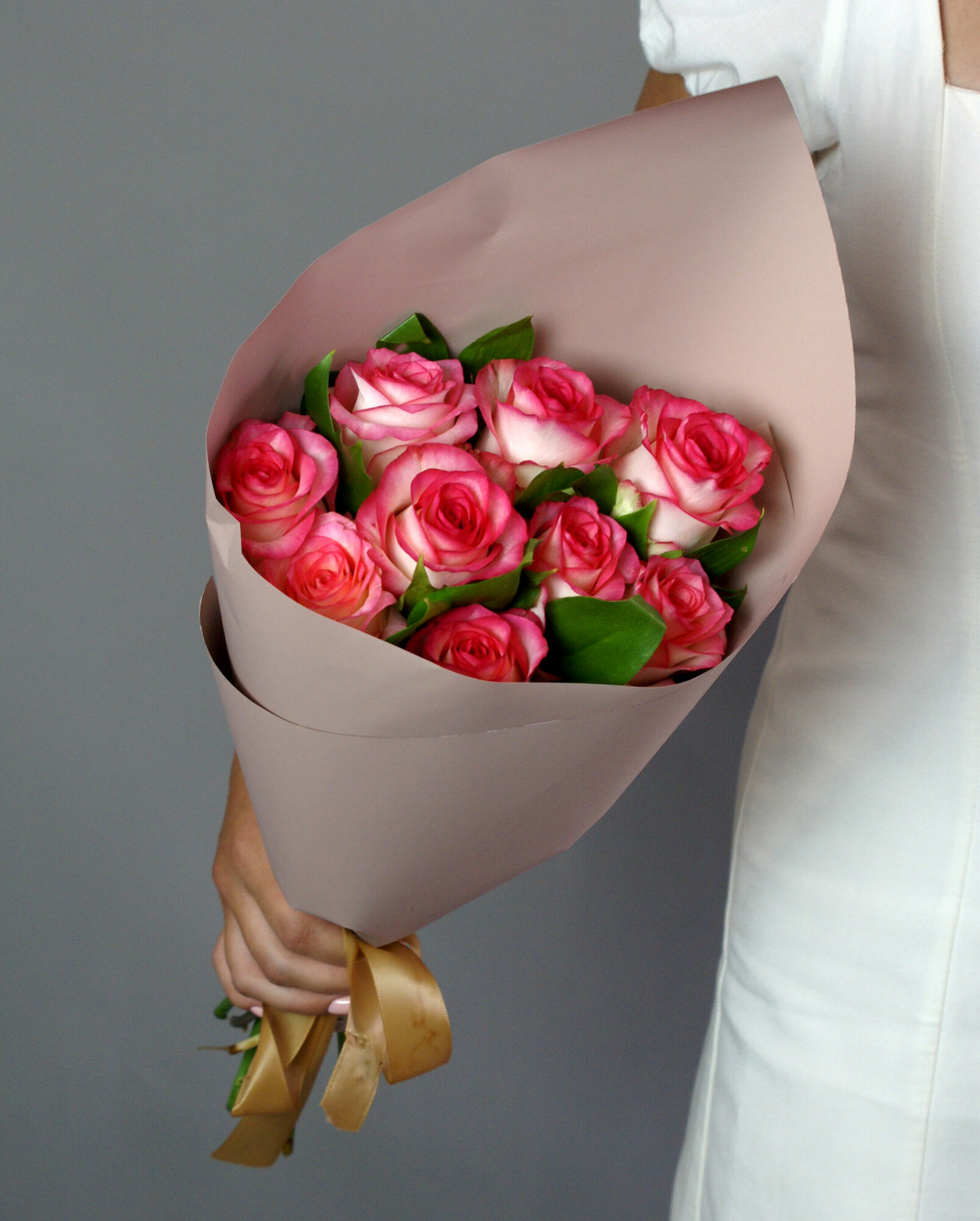 Букет из 11 розовых роз "Джумилия" с зеленью длина 45 см