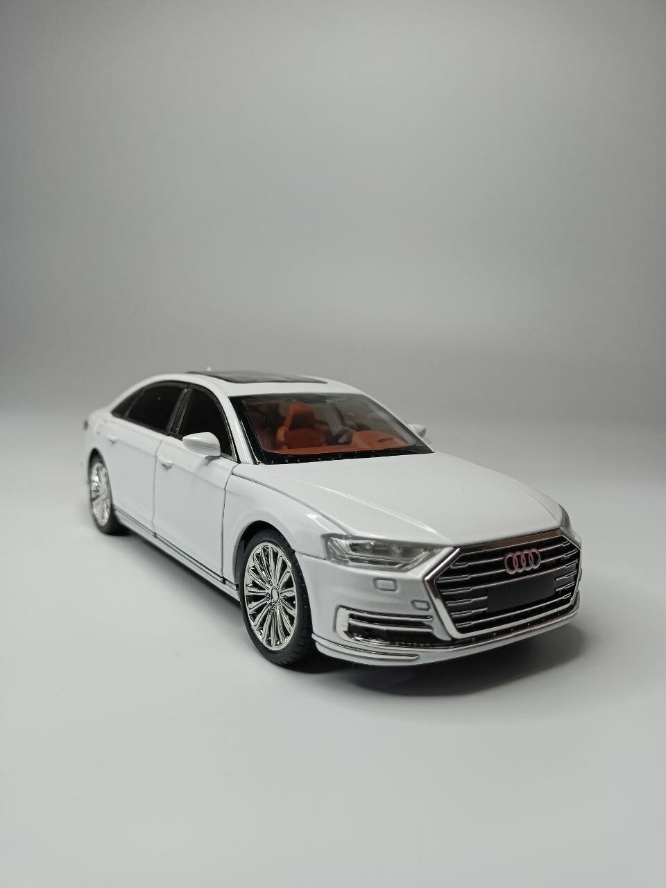 Коллекционная машинка игрушка металлическая Audi А8 для мальчиков масштабная модель 1:24 белый