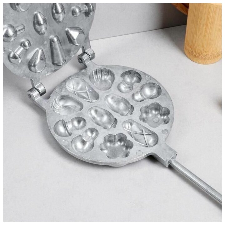 фото Форма для выпечки печенья Орешница Ассорти: грибочки, желуди, шишки, звездочки со сгущенкой / Для газовой и электрической плиты / Удобные ручки