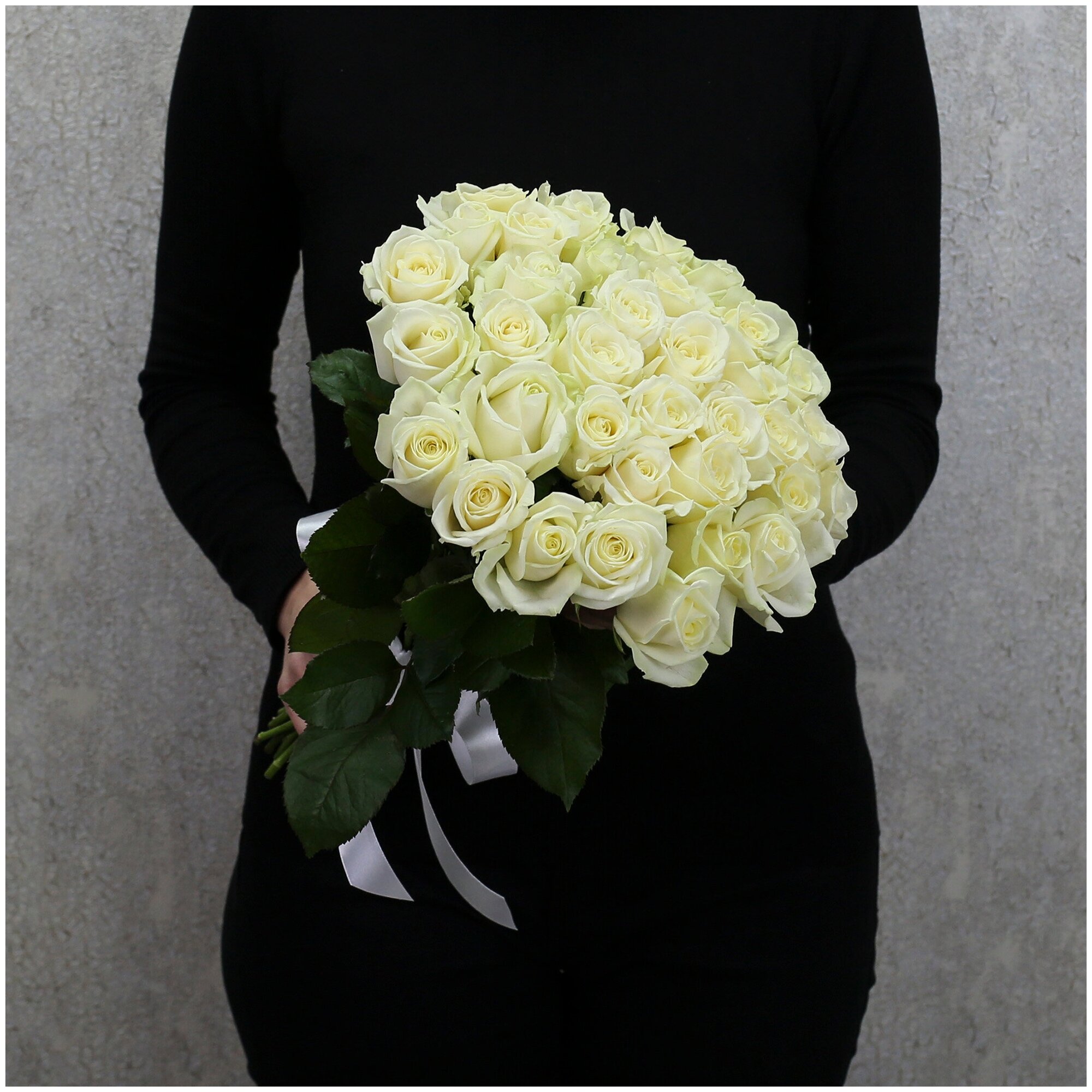 Цветы живые букет из 35 белых роз Аваланч 40 см с атласной лентой