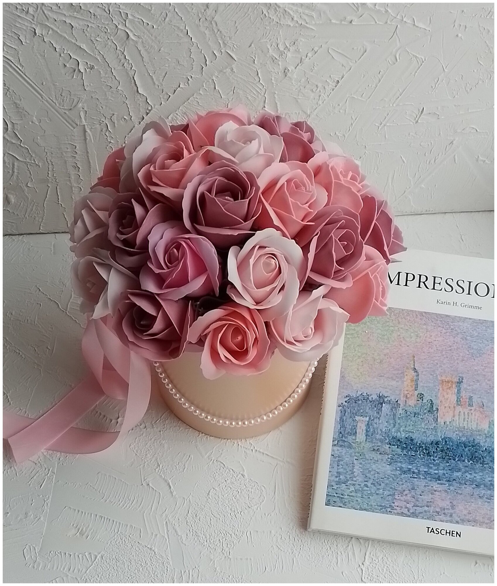 Букет из мыльных роз в шляпной коробке с жемчужной нитью (23 штуки). Подарок подруге на День Рождения, 8 марта. Мыльные цветы, розы