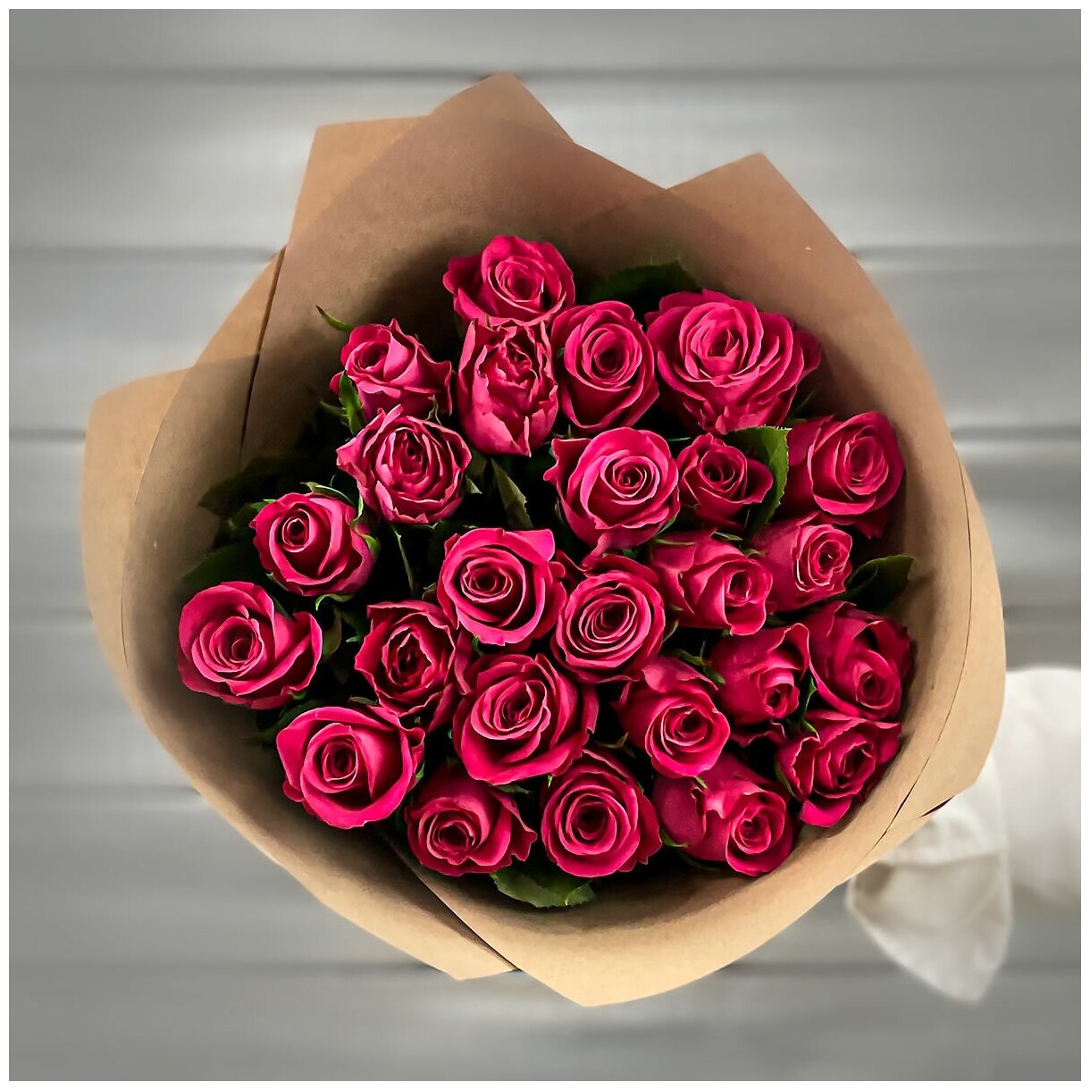 Букет живых цветов из 21 малиновой розы 40см в крафте