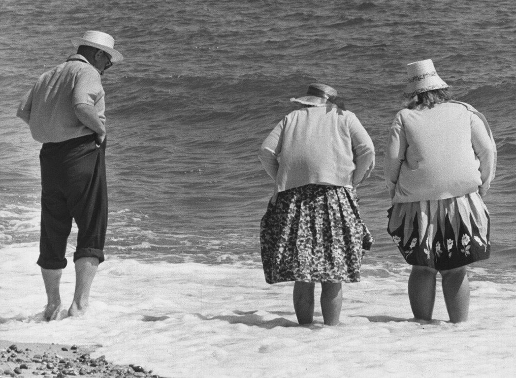 Плакат, постер Пожилые у моря: волны и любопытство на бумаге, размер 21х30см