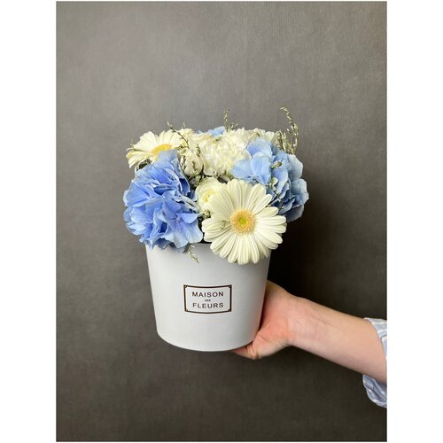 Белая коробка MAXI, красивые цветы, голубая гортензия, белая гербера и кустовая роза