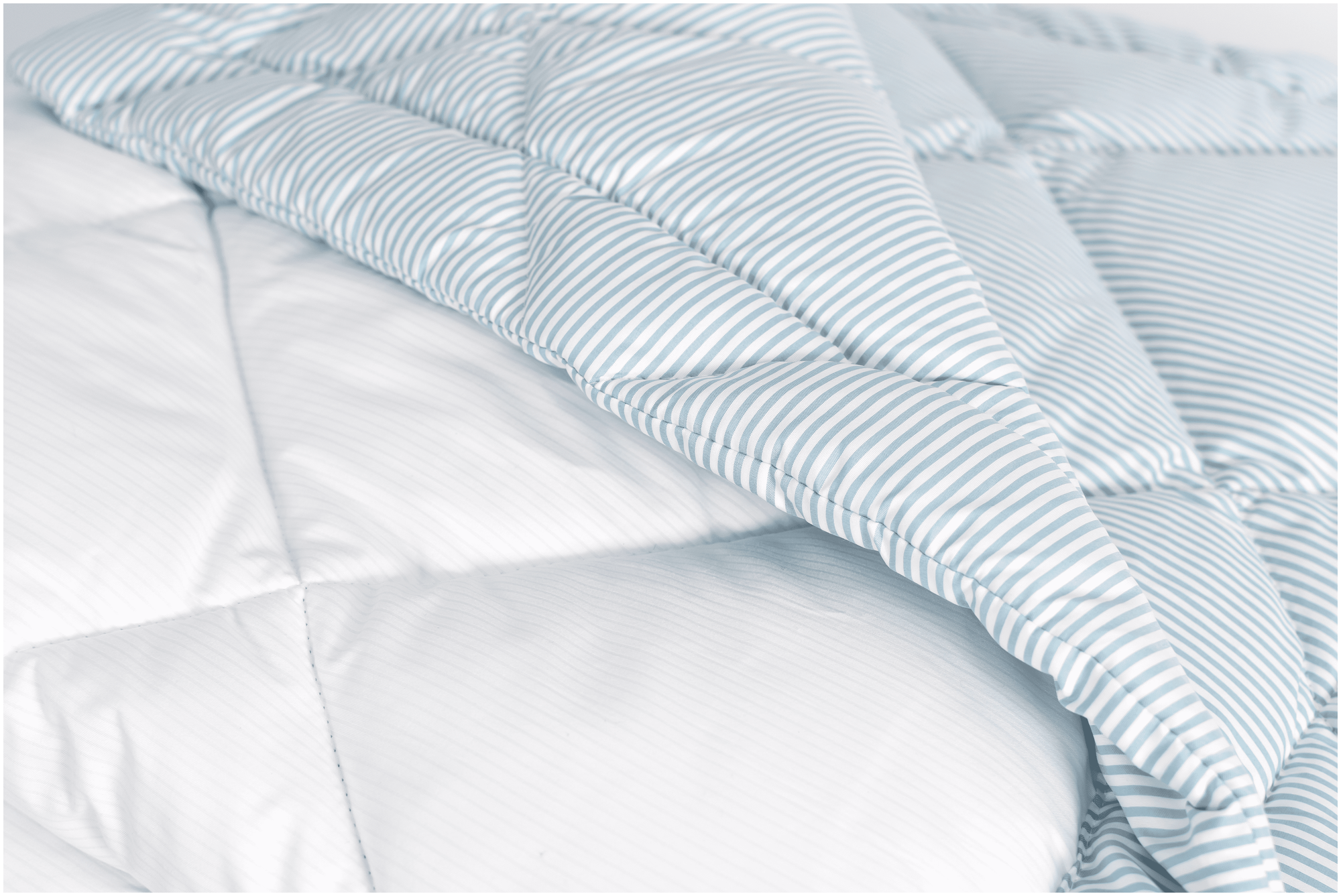 Одеяло двухстороннее стеганое 1,5 спальное 140х205 гипоаллергенное подарочное с шёлковым бортом - фотография № 9