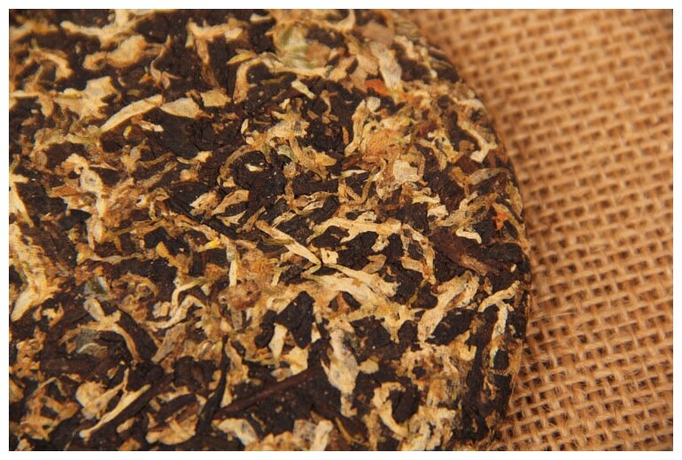 Чай Шу Пуэр с лепестками хризантемы (Спелый Пу Эр Puer) 2019 г., черный чай, прессованный блин 100 грамм - фотография № 10