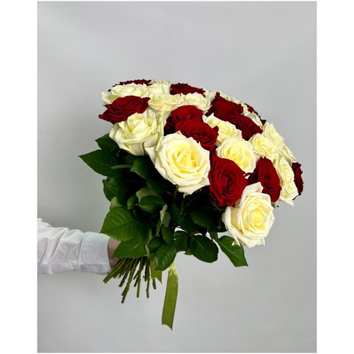 Микс бело-красный из роз Аваланж и Ред наоми 31 шт 50 см