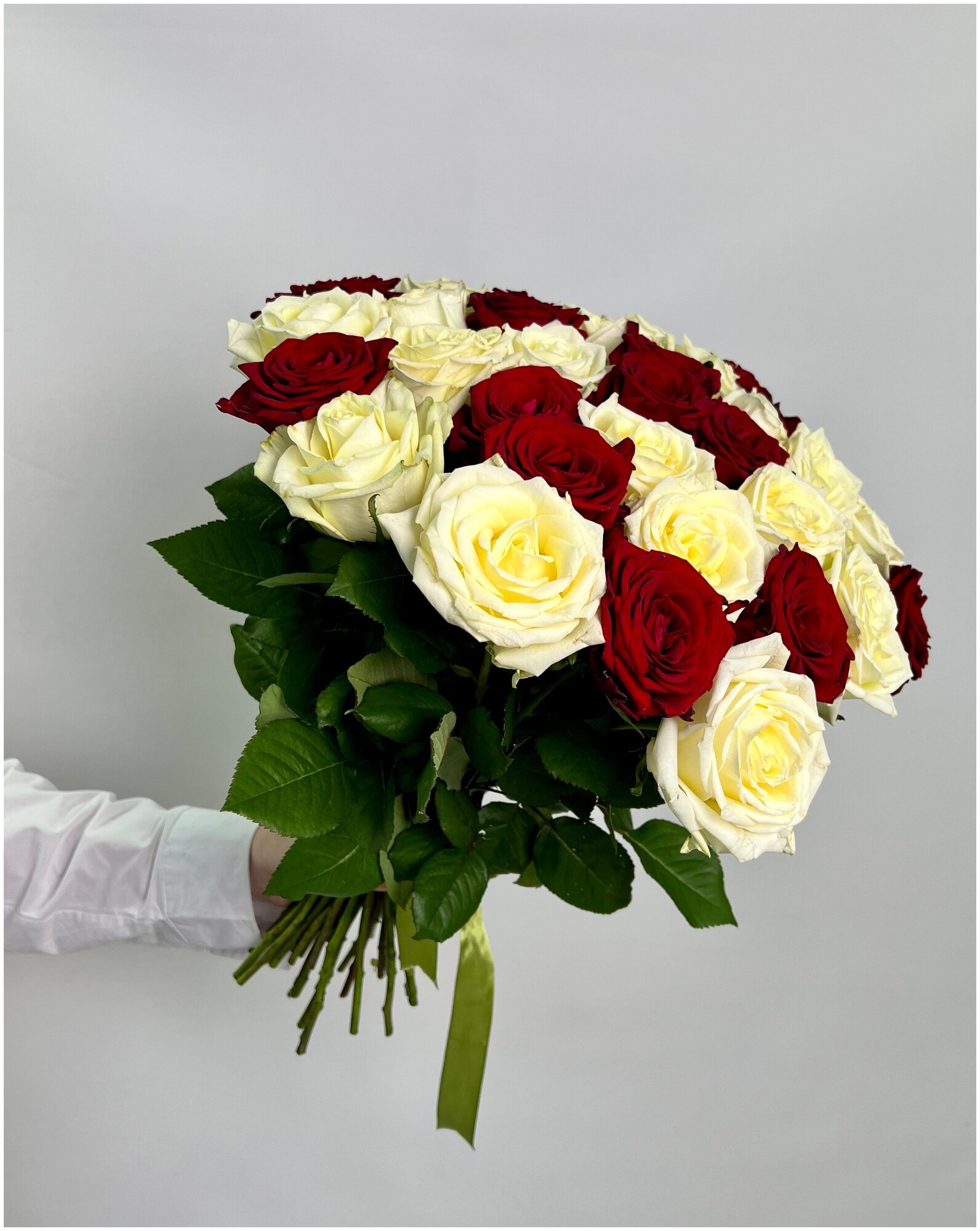 Микс бело-красный из роз Аваланж и Ред наоми 31 шт 50 см