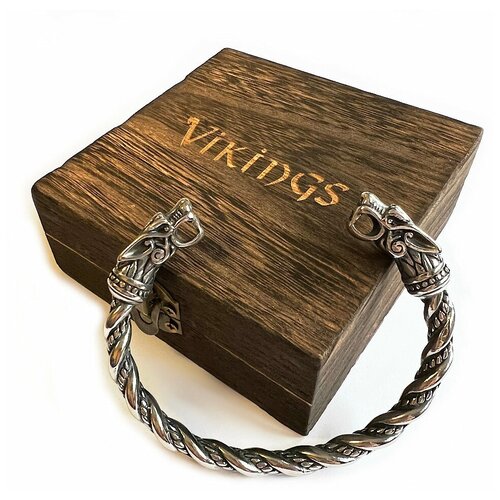 Жесткий браслет Мужской браслет в стиле викингов в подарочной деревянной коробке, размер 18 см, размер one size, серебристый
