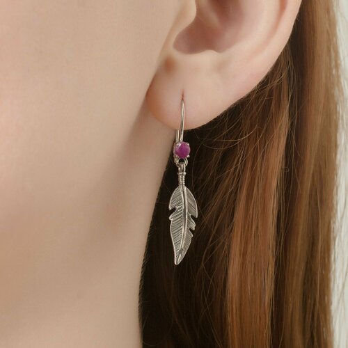 Серьги с подвесками CORDE серьги перья с натуральными камнями, серебро, 925 проба, родирование, рубин, размер 42 мм, длина 4.2 см, розовый