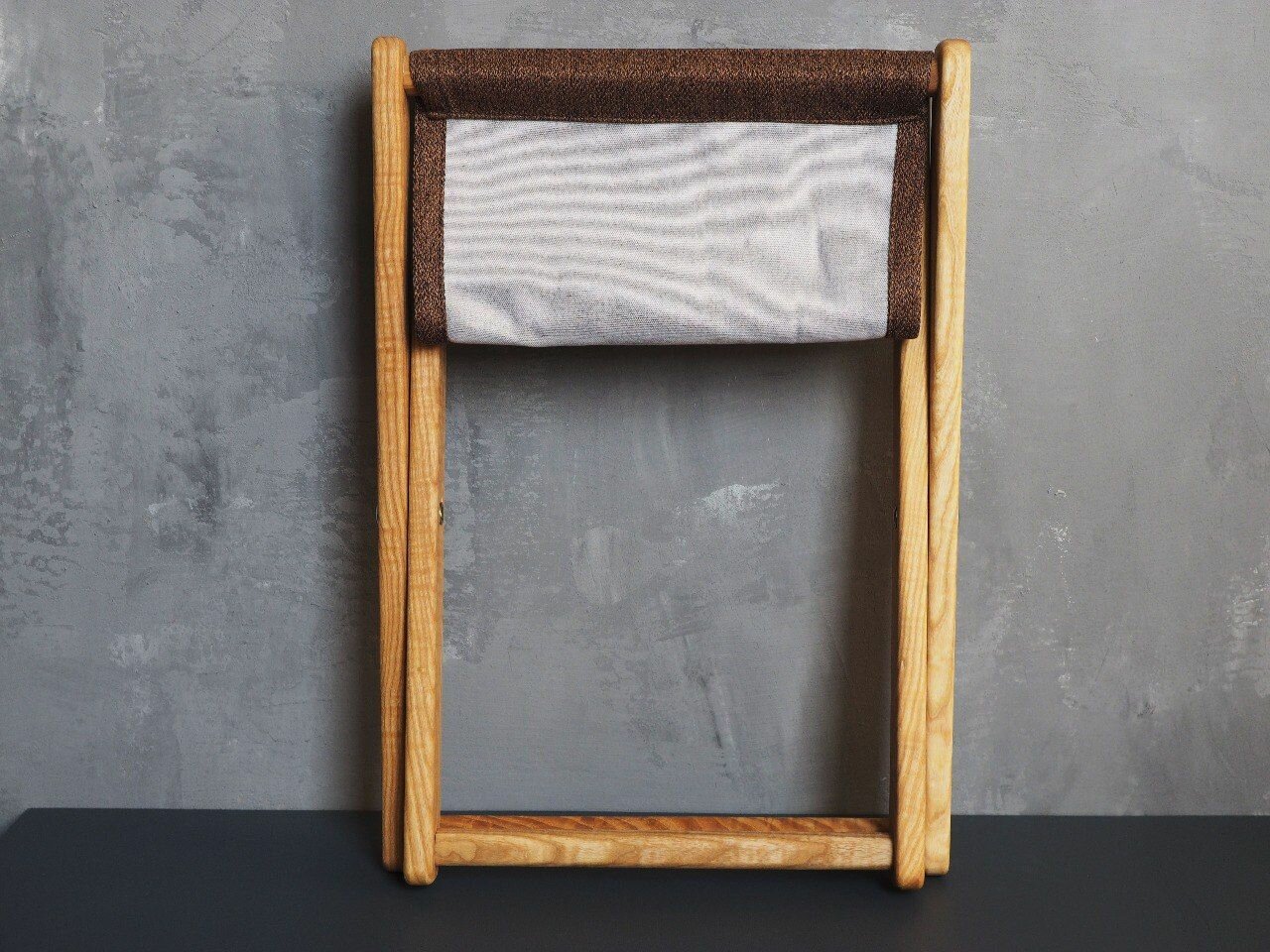 Деревянная раскладная подставка для сумки с тканью - фотография № 5