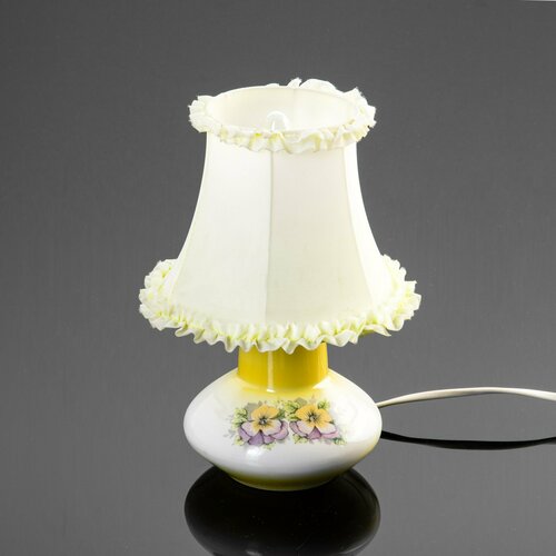 Лампа настольная (ночник) желтого оттенка, декорированная изображением цветов