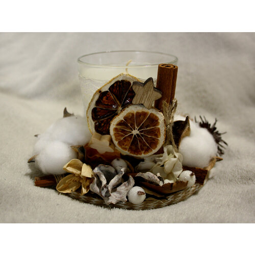 Свеча декорированная на подставке белая