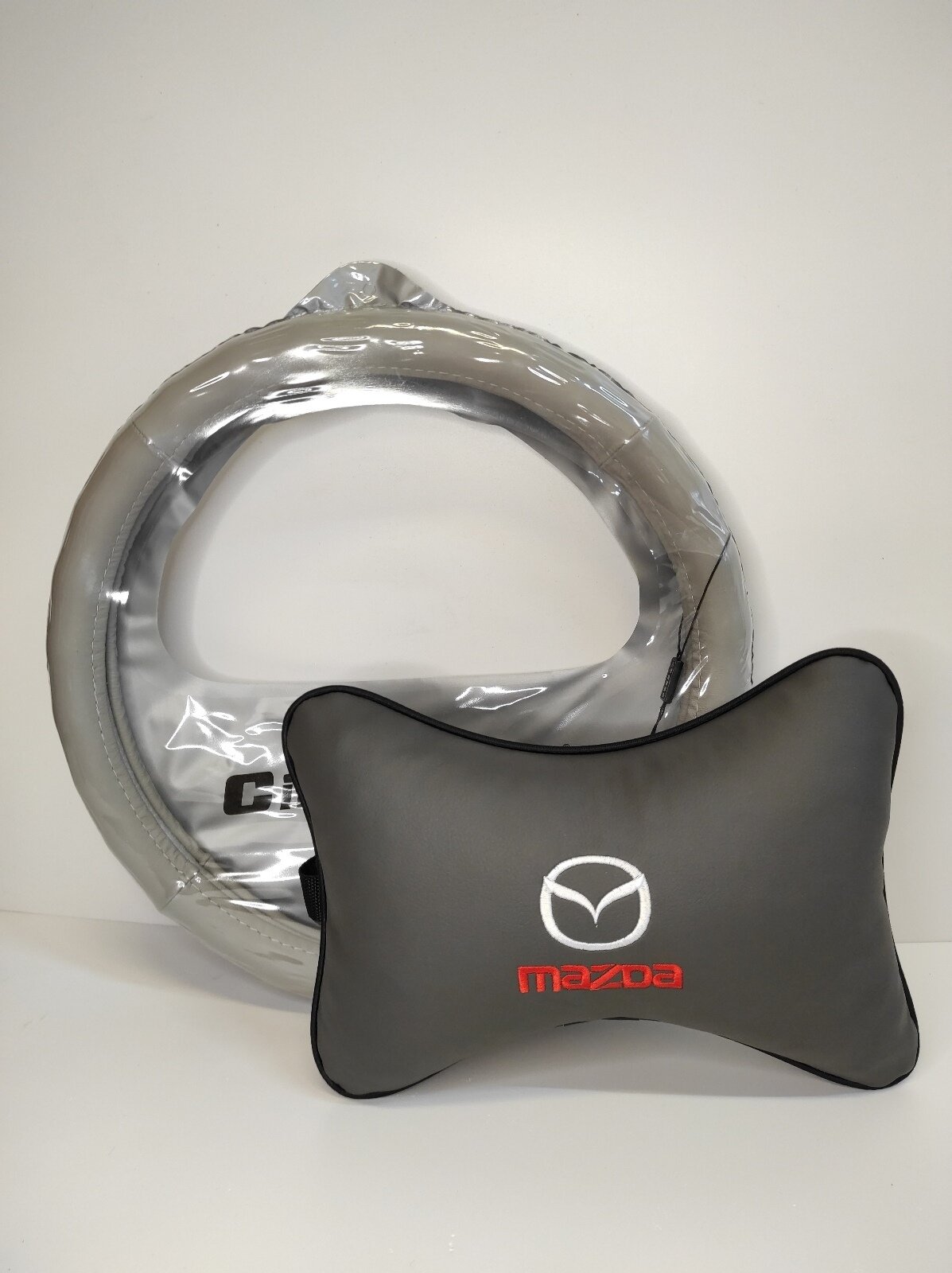 MAZDA Подарочный набор: подушка на подголовник из экокожи с логотипом (мазда)  оплетка на руль из натуральной гладкой кожи р-р М серая