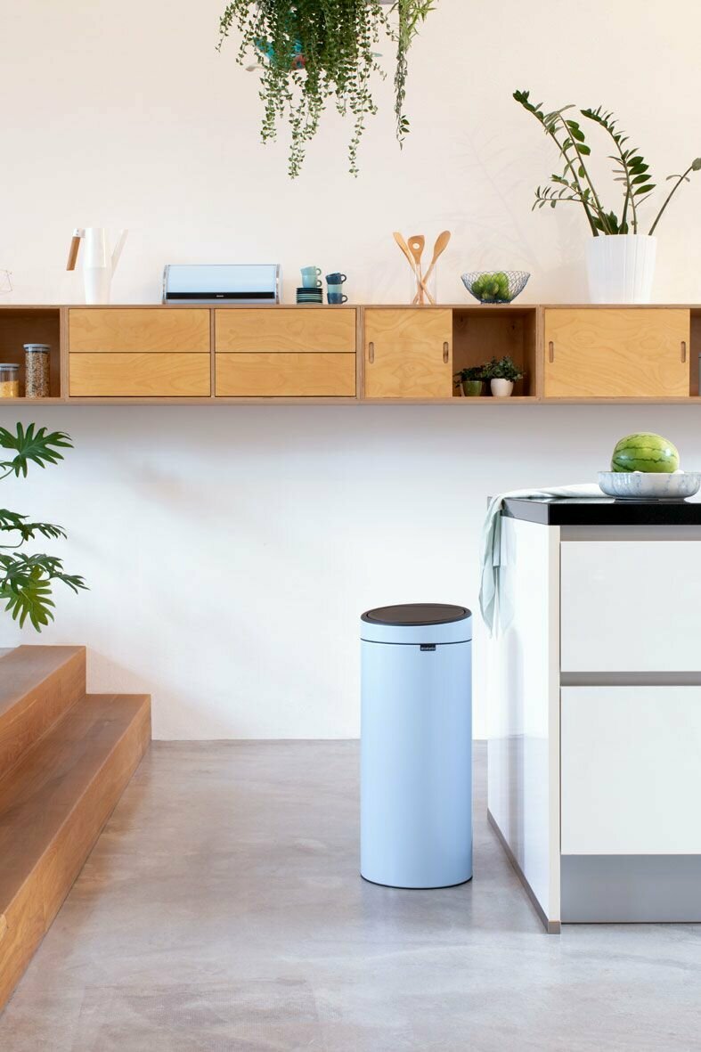 Мусорное ведро Brabantia Touch Bin New 202728 30 л, голубое - фото №4