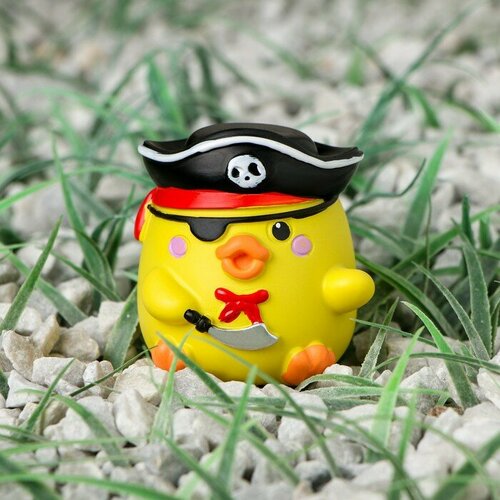 Утёнок на панель авто пират желтый 445₽