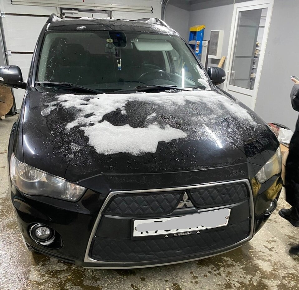 Утеплитель решетки радиатора для Mitsubishi Outlander 2009-2012 г. (черная экокожа)