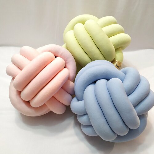 Декоративная подушка-узел 20х20 см. Современный интерьерный декор. Диванная подушка в форме шара светло-розового цвета(П0002)