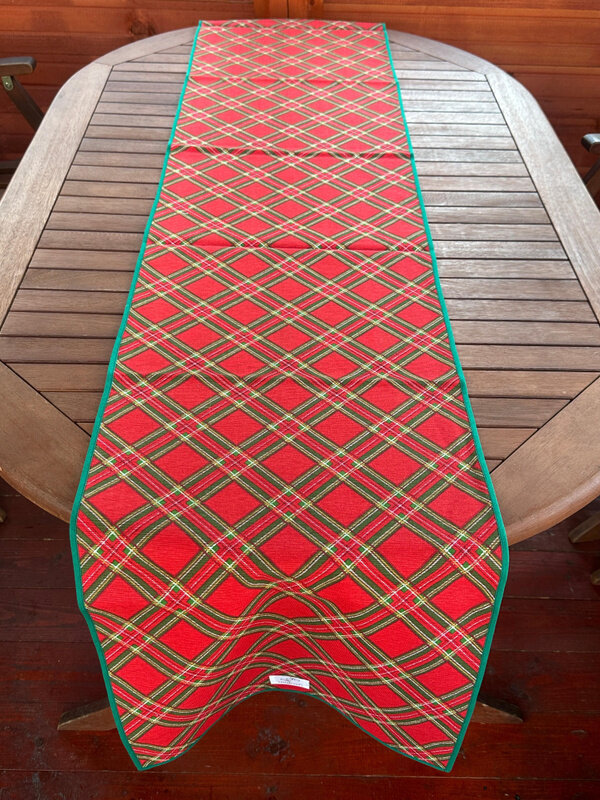 Дорожка на стол новогодняя с зеленым кантом в клетку и зеленым кантом 140*40 см.