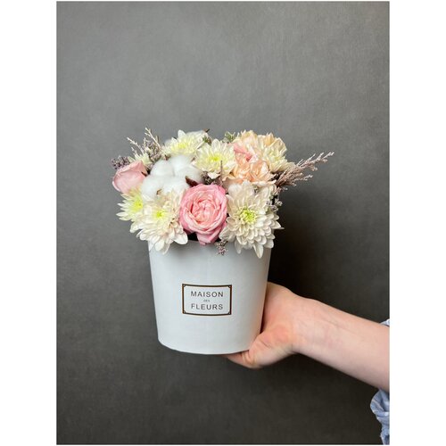 Композиция, цветы в белой коробке MINI с хризантемой, пионовидной розой, хлопком и диантусом