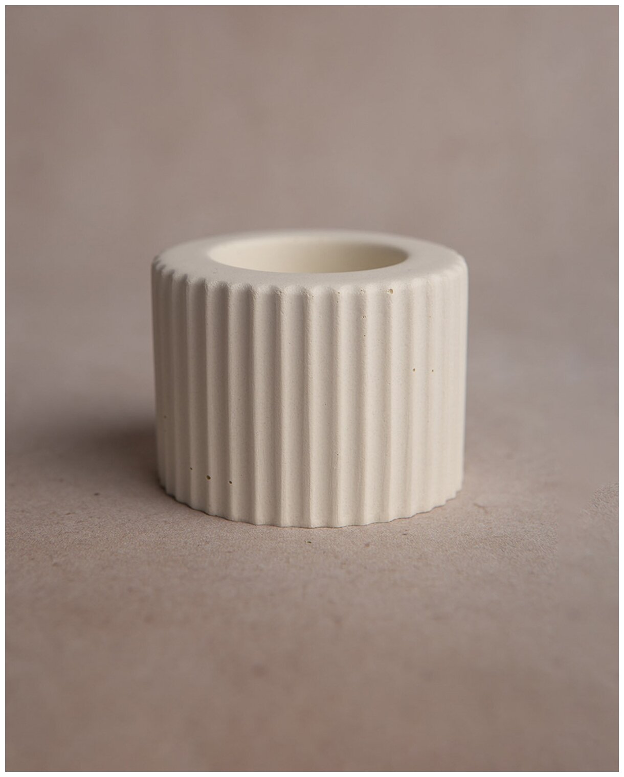 Декоративный подсвечник для чайной свечи Chloe S, 7x5 см, бетон, кремовый матовый - фотография № 4