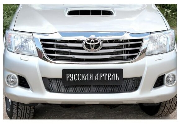 Защитная сетка переднего бампера Toyota Hilux 2013-2015