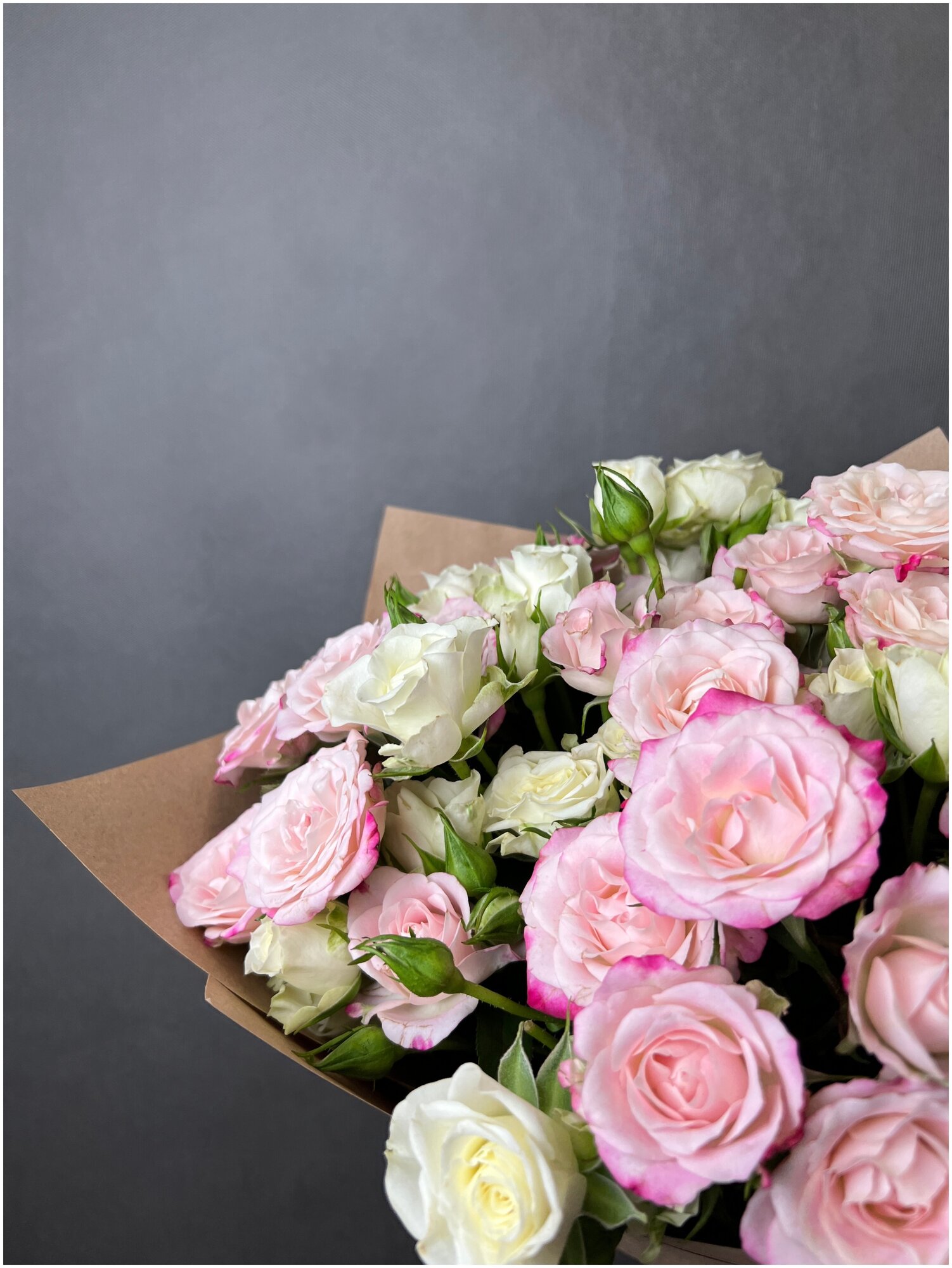 Букет микс из белой и розовой кустовой розы 50 см в крафте