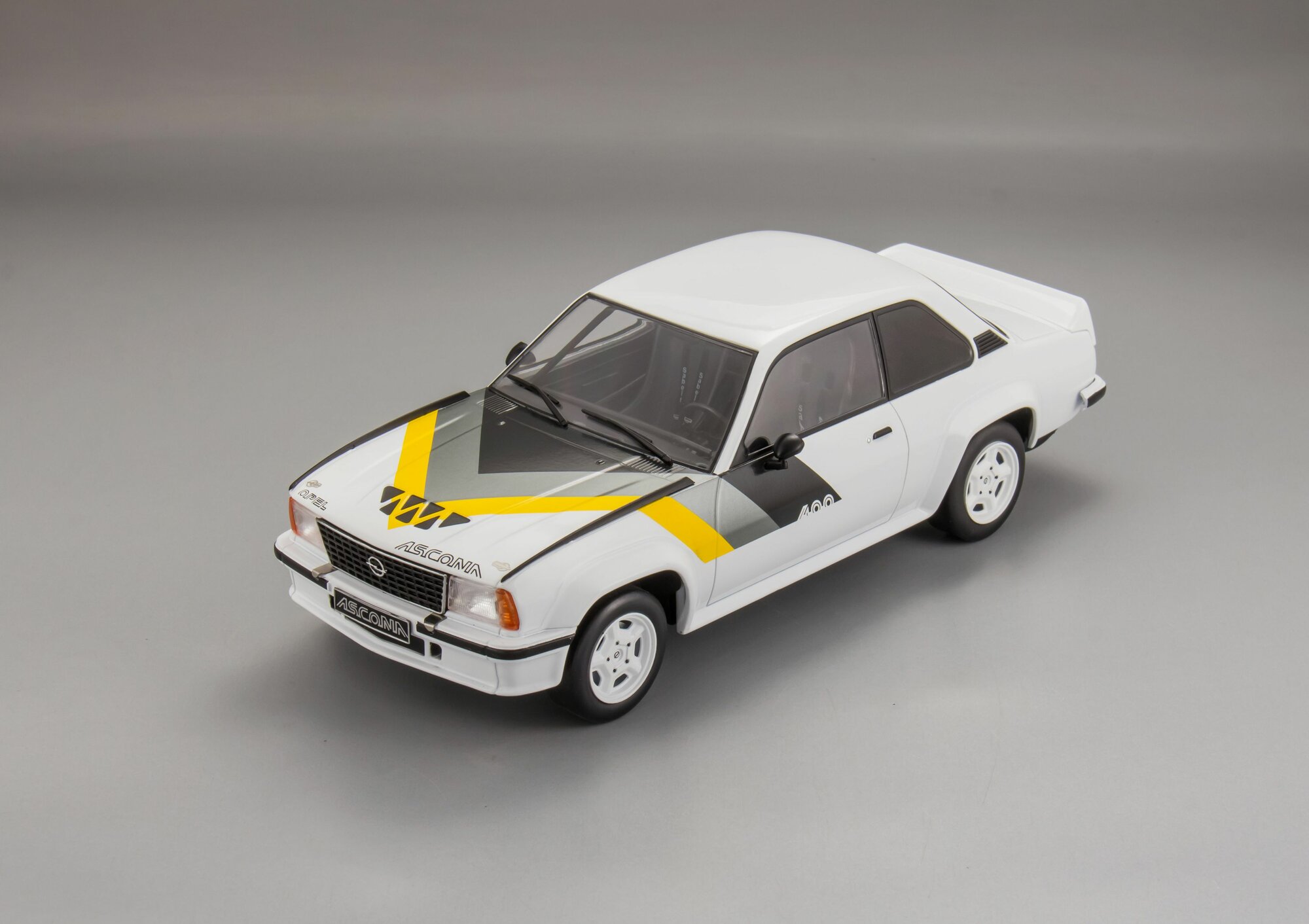 Коллекционная масштабная модель 1:18 Opel Ascona B 400 - 1982 от IXO