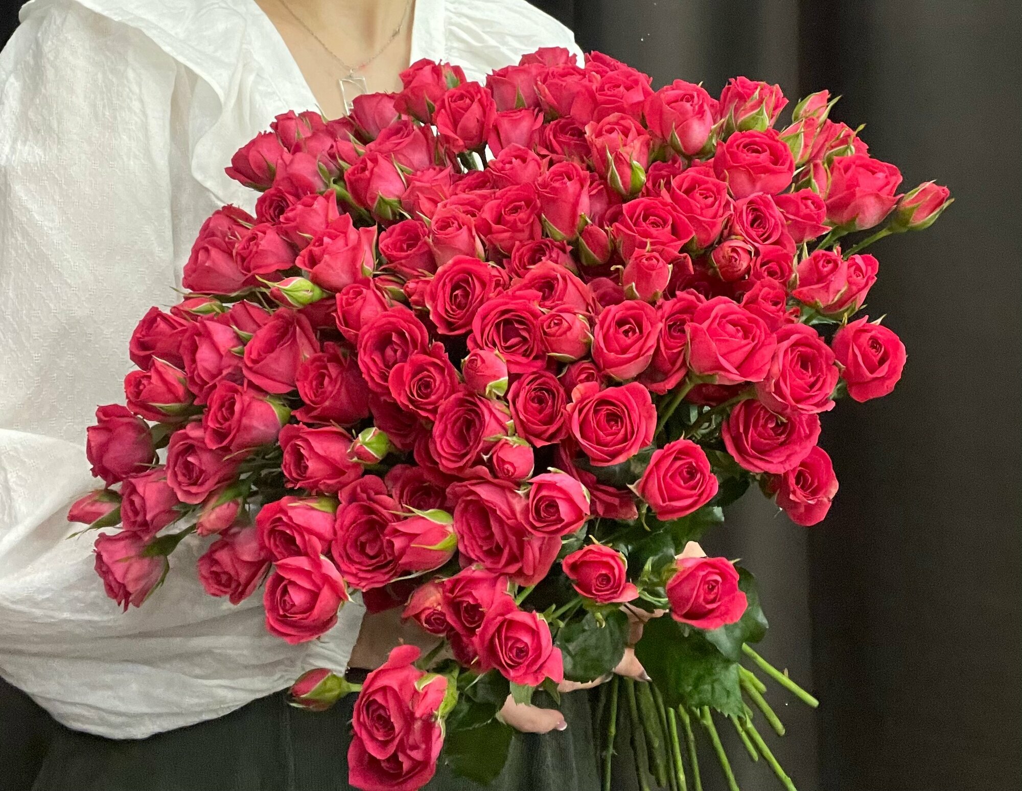 Элегантный монобукет "Отличный подарок" из 29 кустовых роз малинового цвета