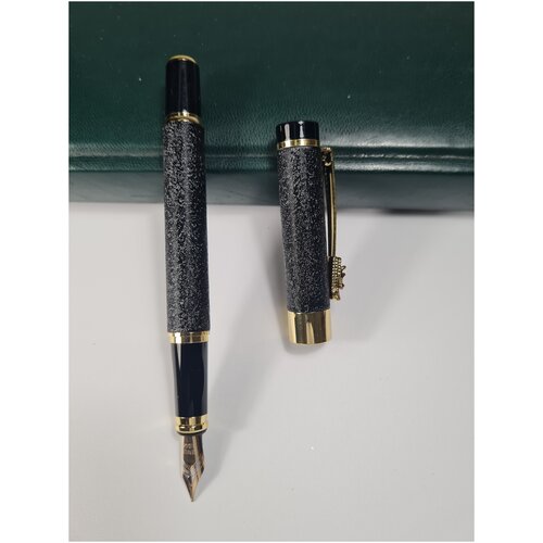 Красивейшая перьевая ручка черного цвета с чехлом