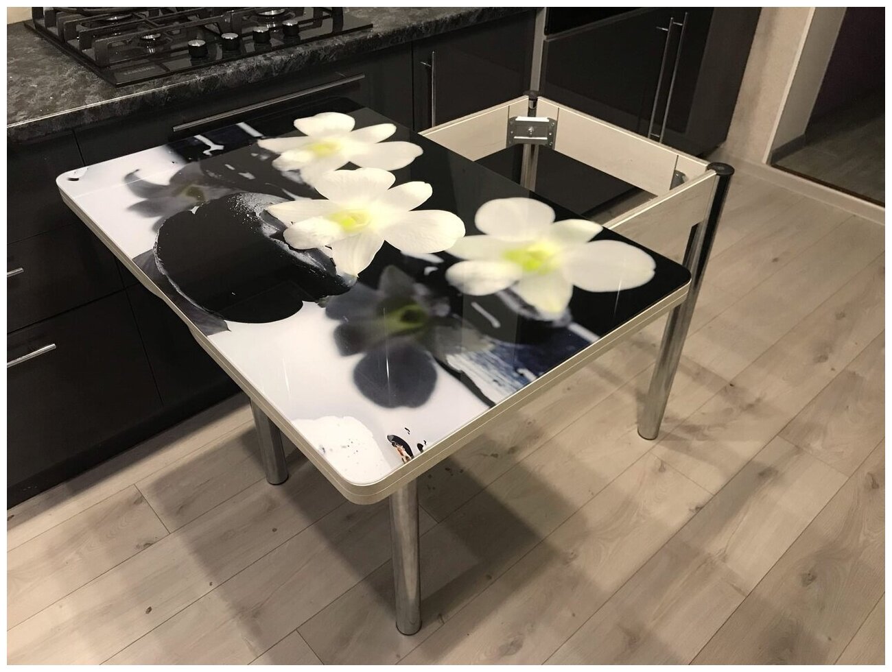 Стол обеденный раздвижной 90 см на 60(120) см черный с фотопечатью орхидея на черном - фотография № 3