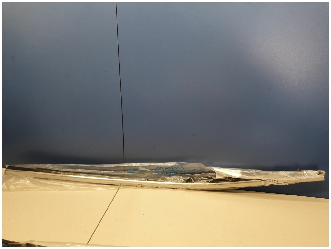 Молдинг стекла задней левой двери для Nissan Qashqai J11E 2014- 82821HV01A
