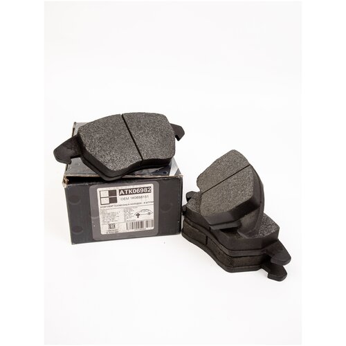 Комплект автомобильных тормозных колодок, передние, Шкода Рапид