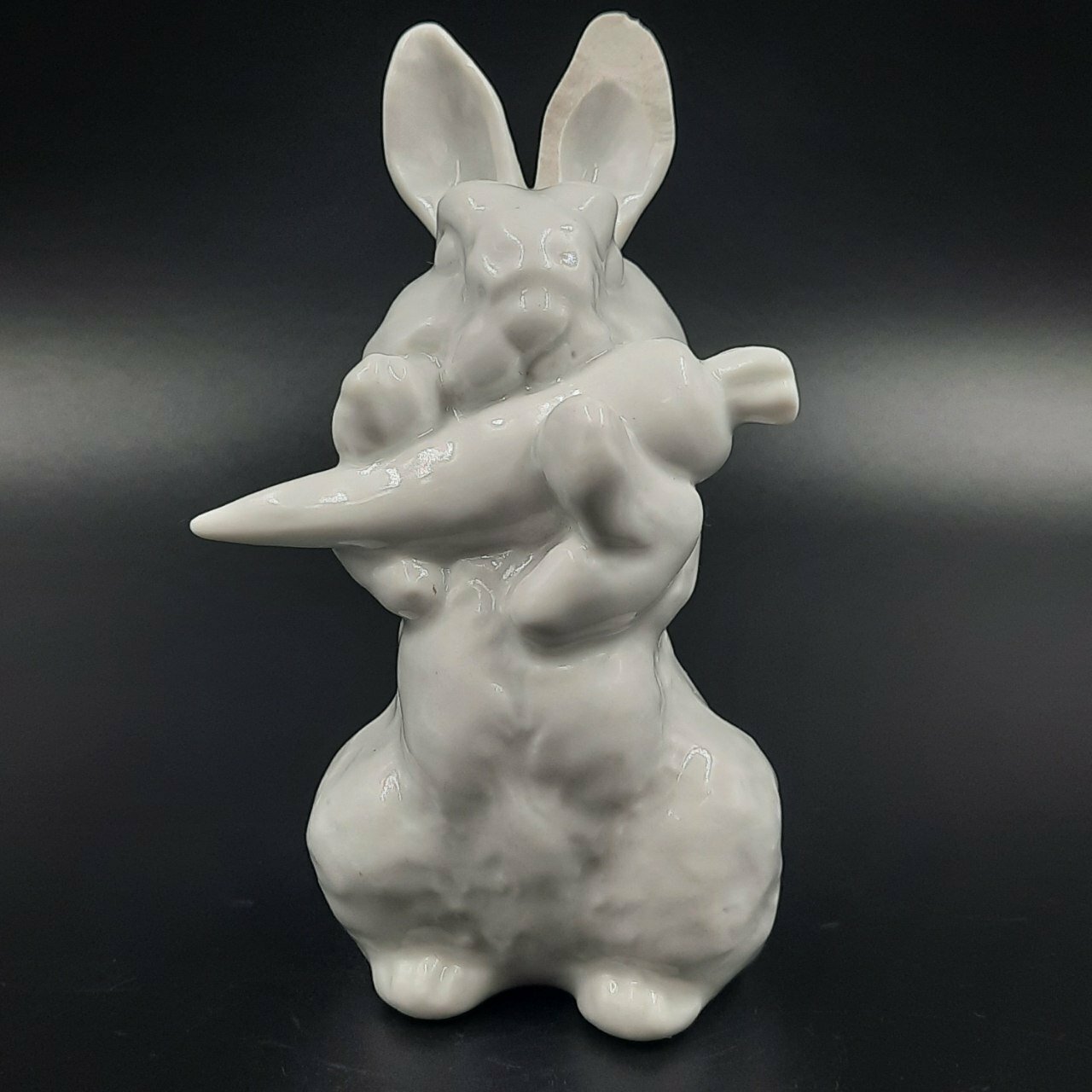Статуэтка "Заяц с морковкой", скульптор Е. И. Чарушин, фарфор