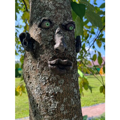 Лицо лешего на дерево с ушами