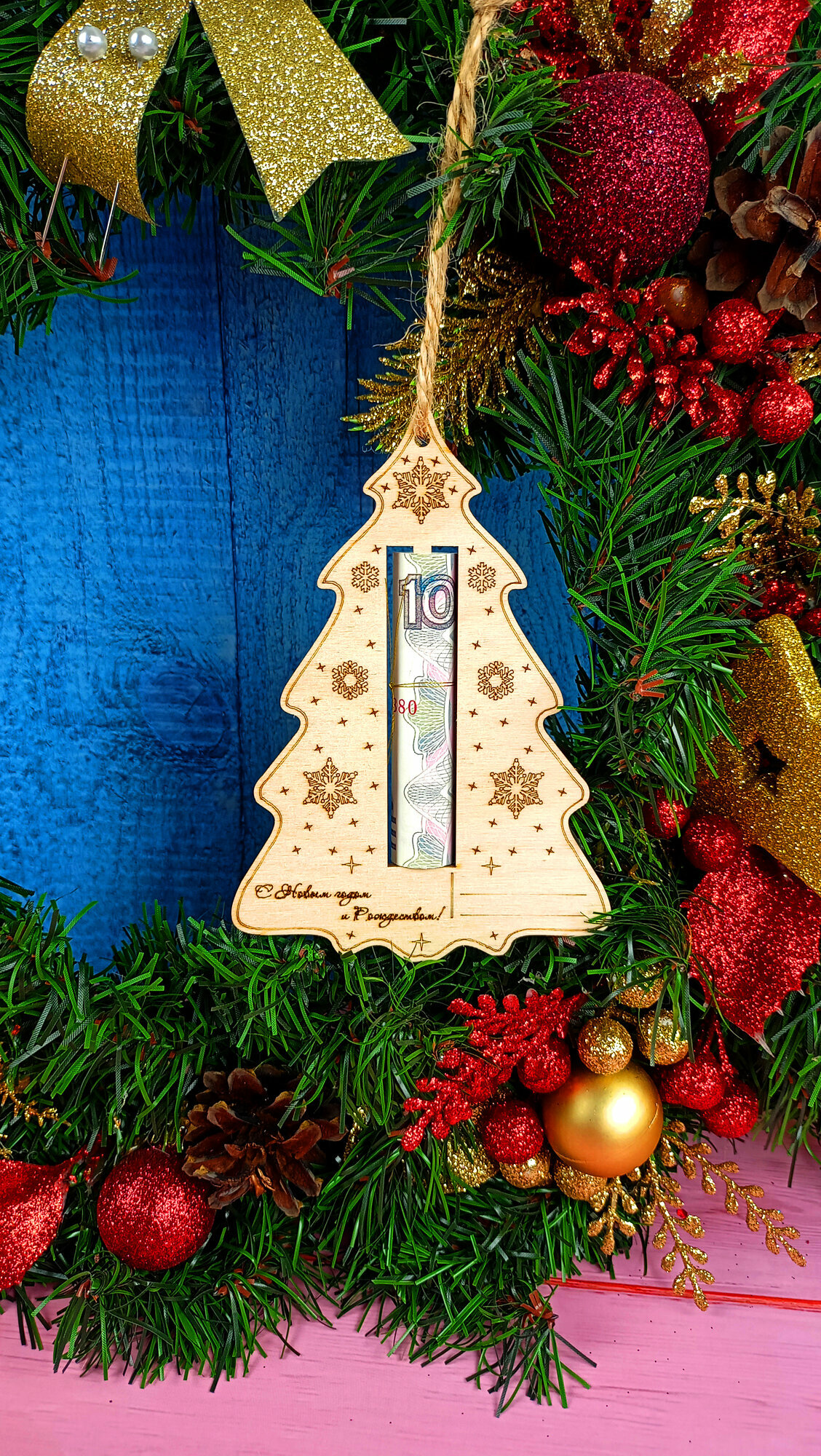 Новогодняя деревянная открытка с сувениром