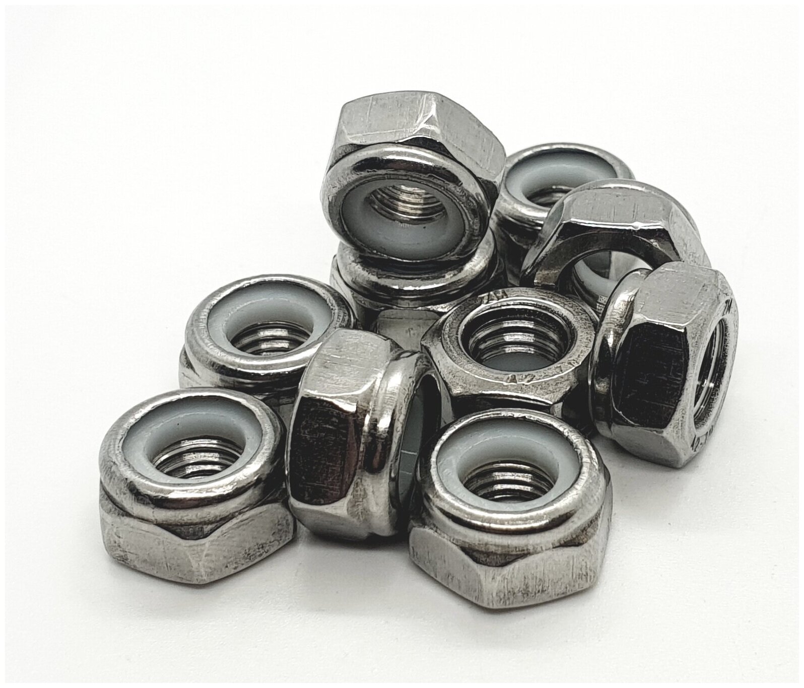 фото Гайка самоконтрящаяся с нейлоновой вставкой из нержавеющей стали А2 DIN 985, М 10, 10шт.