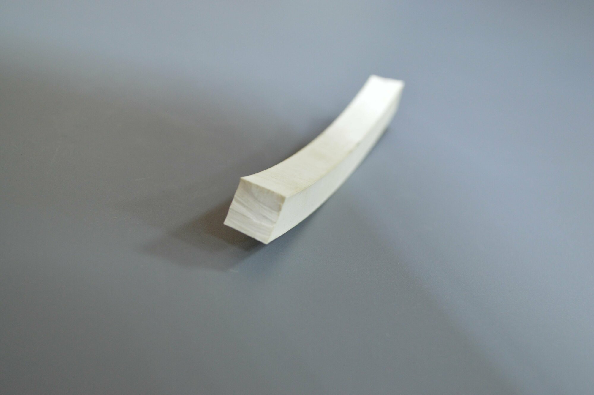 Шнур уплотнительный из вакуумной резины светлый размер 3х5 мм, длина 1 метр