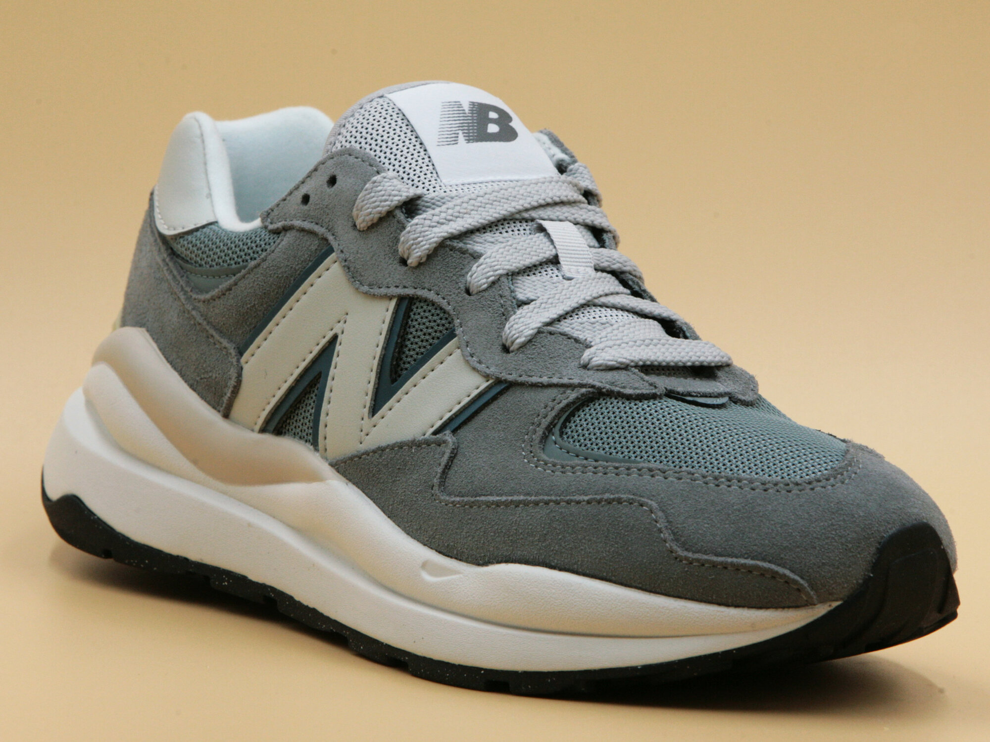 Кроссовки New Balance 57/40, полнота D, размер 11 US / 45 EUR, red/grey — фото 1