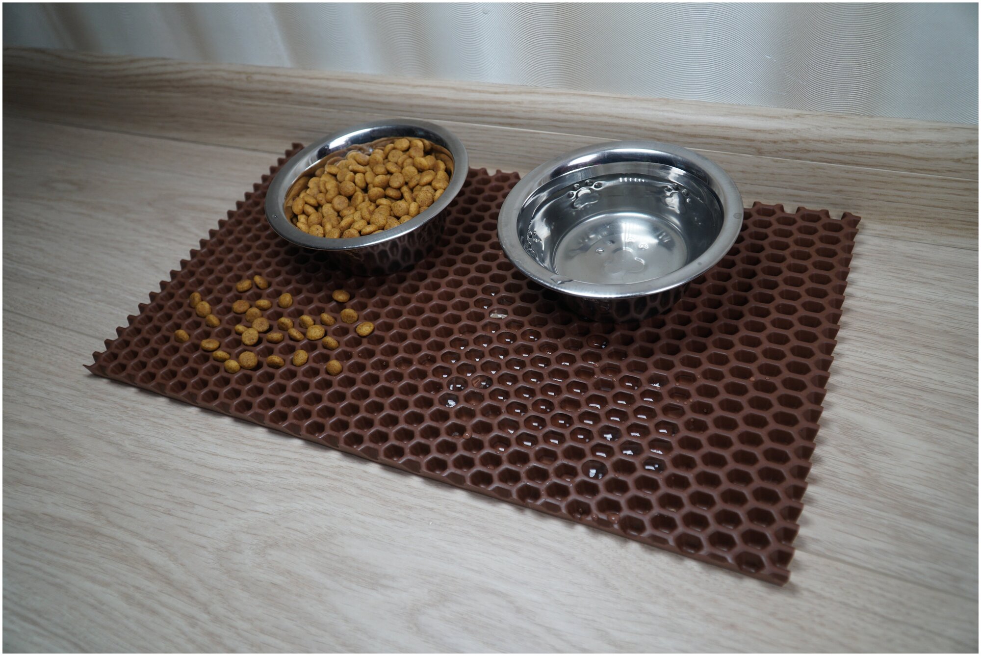Коврик под миску 20*35 см для кошек и собак (цвет коричневый, ячейка сота) - фотография № 10
