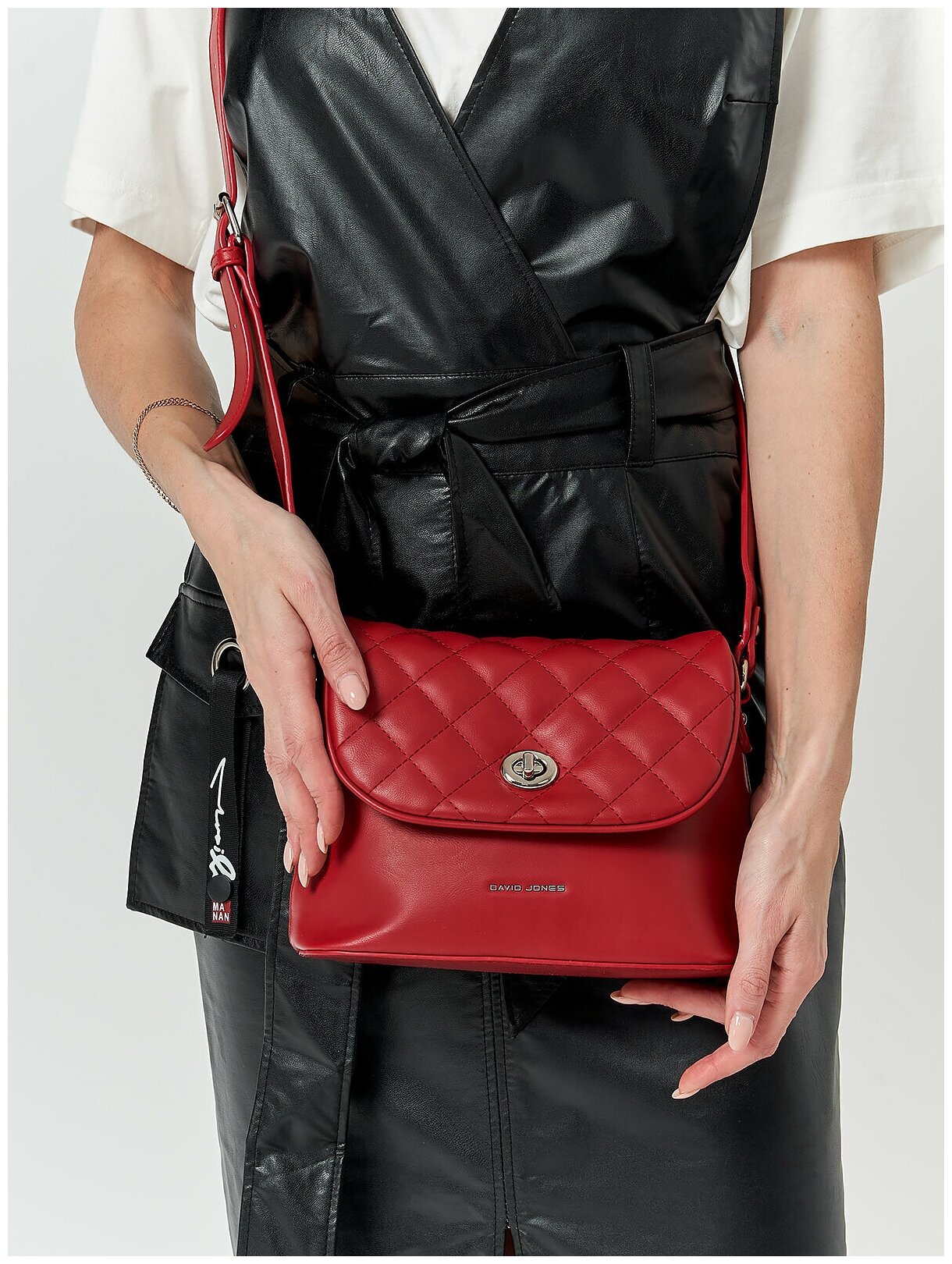 Стильная, влагозащитная, надежная и практичная женская сумка из экокожи David Jones 6616-2K/DARK-RED